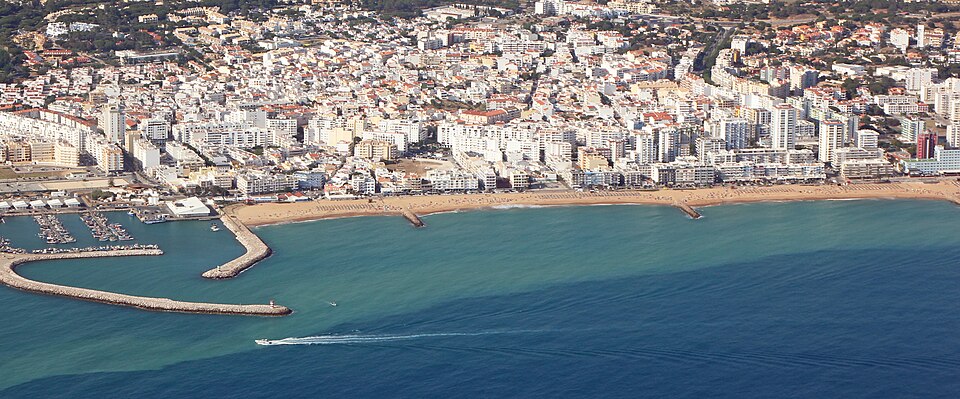 Marina de Cavacos, Quarteira (36887717511) (cropped)